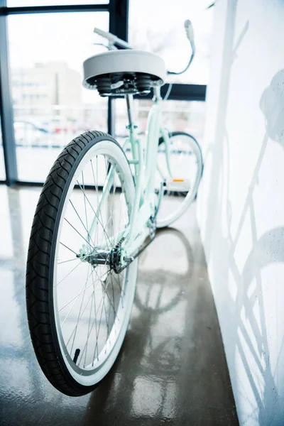 Hipster-Fahrrad an der Wand — Stockfoto