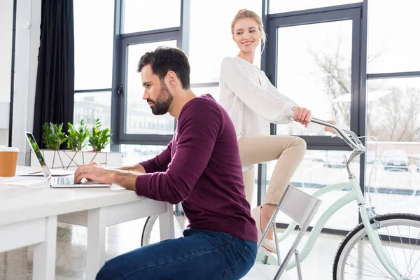 Empresario trabajando con portátil — Foto de Stock