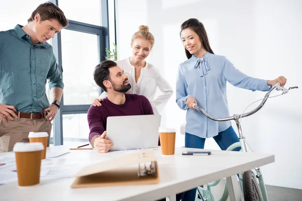 Empresarios discutiendo y haciendo una lluvia de ideas — Foto de Stock