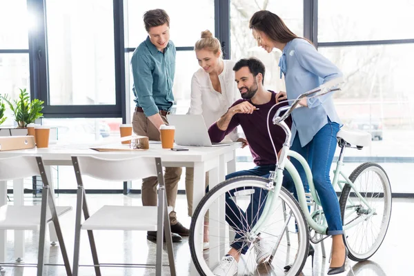 Empresarios discutiendo y haciendo una lluvia de ideas — Foto de Stock