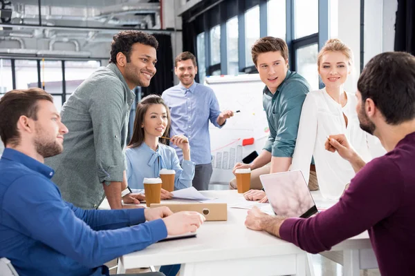 Empresarios discutiendo y haciendo una lluvia de ideas — Foto de Stock