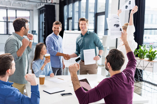 Equipo empresarial que celebra el éxito — Foto de Stock