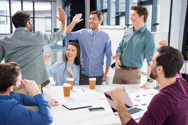 Equipe de negócios celebrando o sucesso — Fotografia de Stock