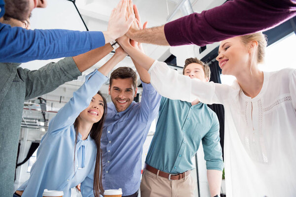 Les gens d'affaires donnant highfive — Photo