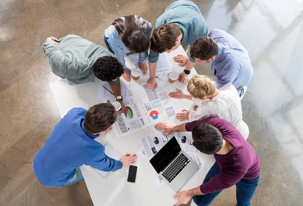 Empresarios discutiendo y haciendo una lluvia de ideas —  Fotos de Stock