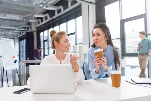 Geschäftsleute arbeiten mit Laptop — Stockfoto