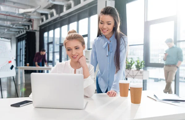 Businesspeople working with laptop — Stock Photo, Image