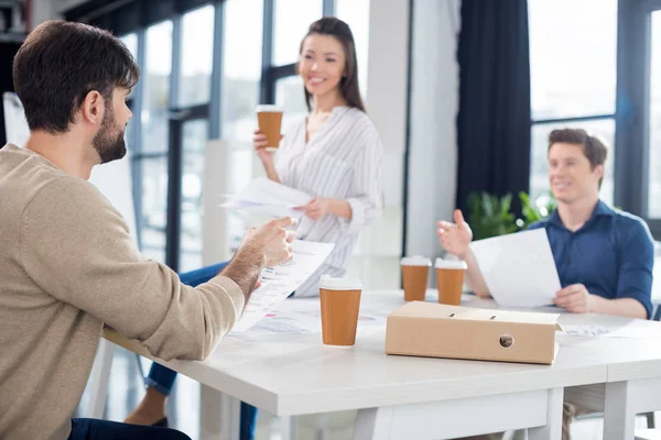 Empresarios discutiendo y haciendo una lluvia de ideas — Foto de Stock