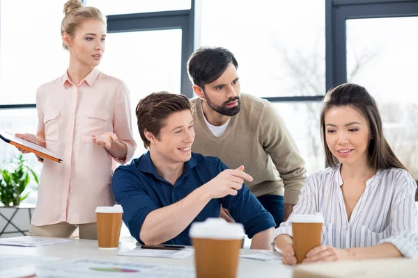 Zakenmensen op vergadering — Stockfoto