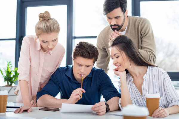 Деловые люди на встрече
