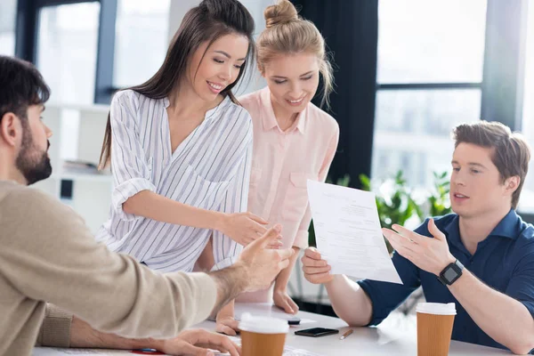 Zakenmensen op vergadering — Stockfoto