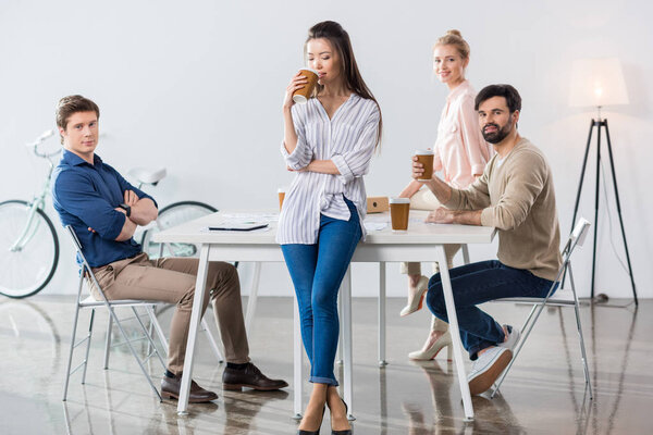 Деловые люди на работе
