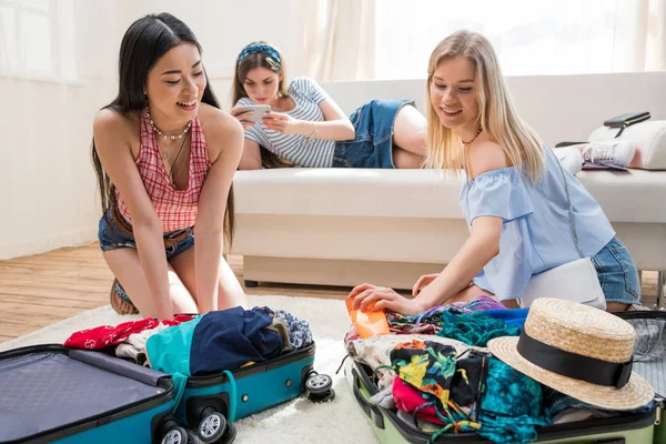 Kvinnor packar resväskor — Stockfoto