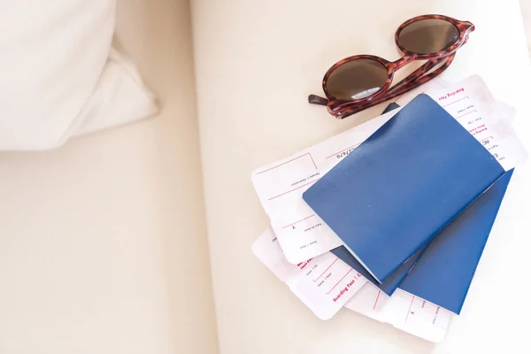 Passaportes com bilhetes e óculos de sol — Fotografia de Stock