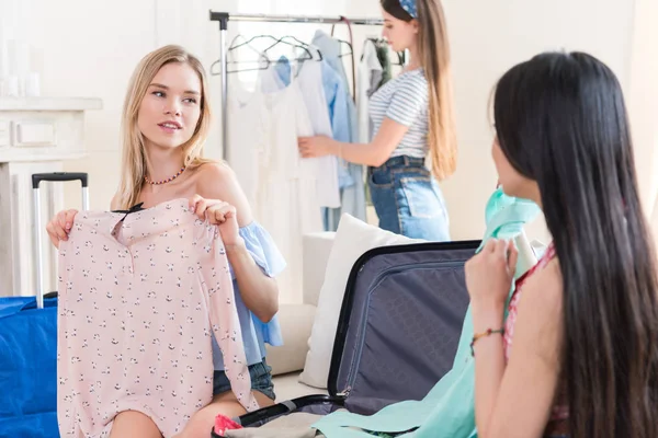 Frauen packen Koffer — Stockfoto