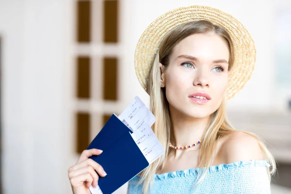 Женщина с паспортами и билетами — стоковое фото