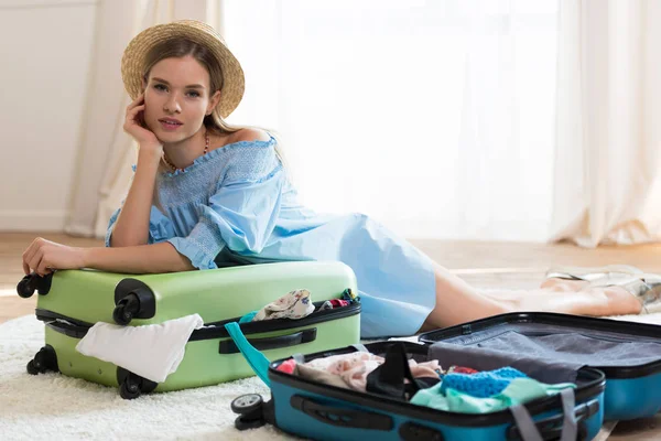 Kvinna förpackning resväska — Stockfoto