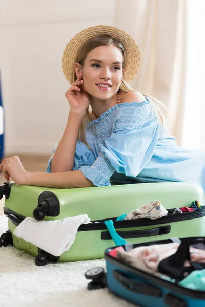 Woman packing suitcase — Stock Photo, Image