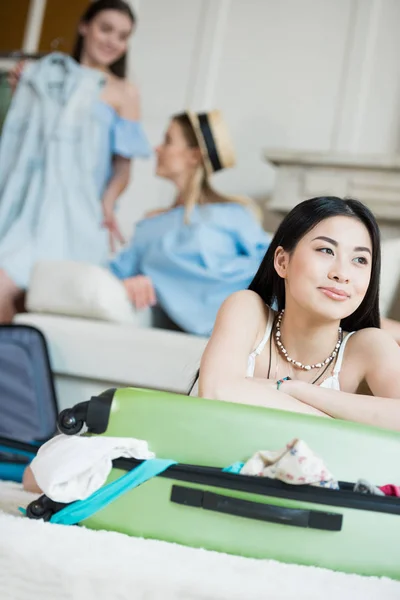 Frauen beim Kofferpacken — Stockfoto