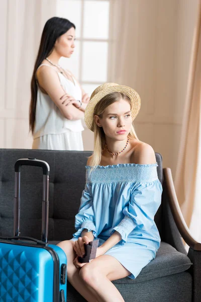 Jóvenes mujeres elegantes viajeros en la habitación — Foto de Stock