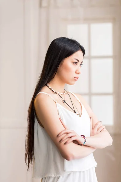 Asiatische Frau im Kleid mit verschränkten Armen — Stockfoto