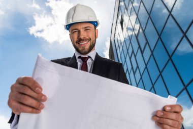 Kask içinde profesyonel mimar 