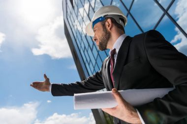 Kask içinde profesyonel mimar 