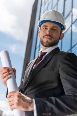 Kask içinde profesyonel mimar 
