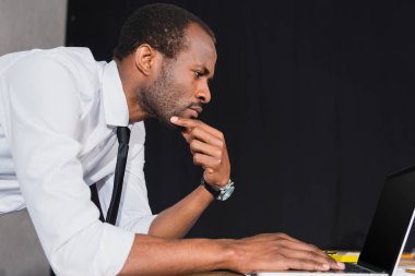 profesyonel mimar laptop ile çalışma