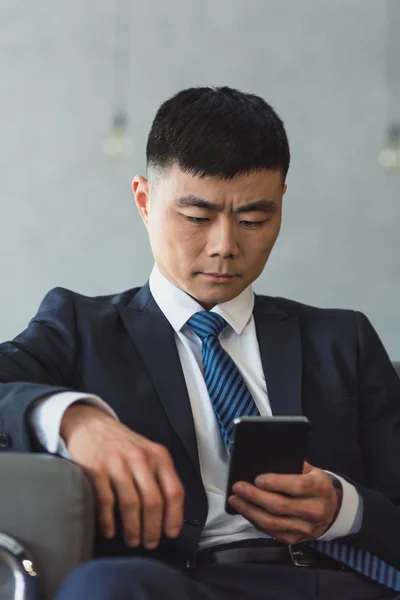 Asiático homem de negócios usando smartphone — Fotografia de Stock