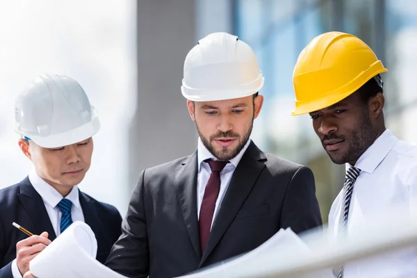 Arquitectos profesionales trabajando — Foto de Stock