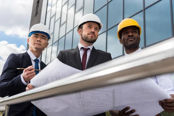 Arquitectos profesionales trabajando — Foto de Stock