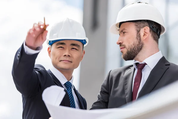 Arquitectos profesionales trabajando — Foto de Stock