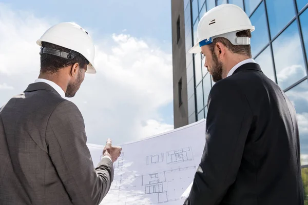 Arquitectos profesionales trabajando — Foto de Stock