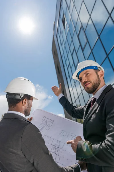 Arquitectos profesionales trabajando — Foto de Stock