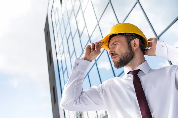 Professionele architect in hard hat — Stockfoto