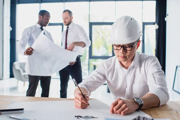 Arquitecto trabajando en proyecto — Foto de Stock