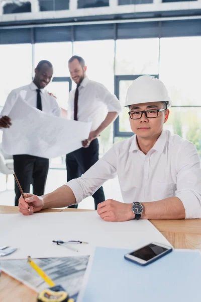 Architetti professionisti che lavorano con cianografie — Foto Stock