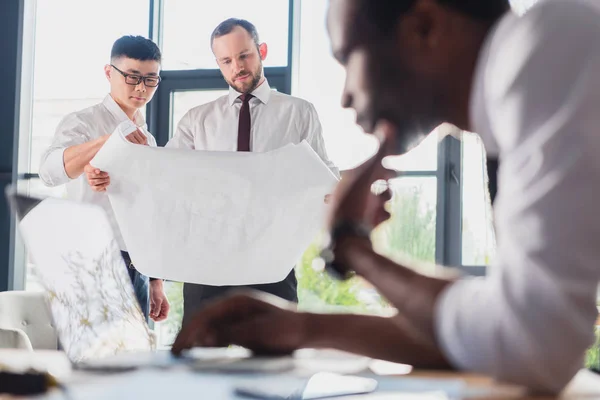 Arquitectos profesionales que trabajan en oficinas modernas — Foto de Stock