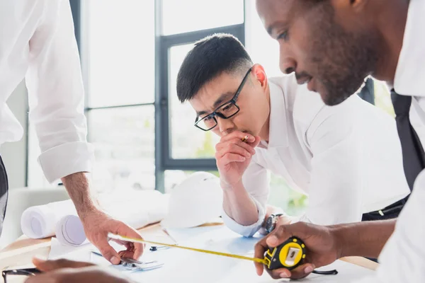 Arquitectos profesionales que trabajan en oficinas modernas — Foto de Stock