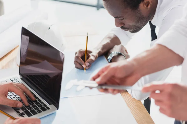 Arquitectos profesionales que trabajan en oficinas modernas — Foto de Stock