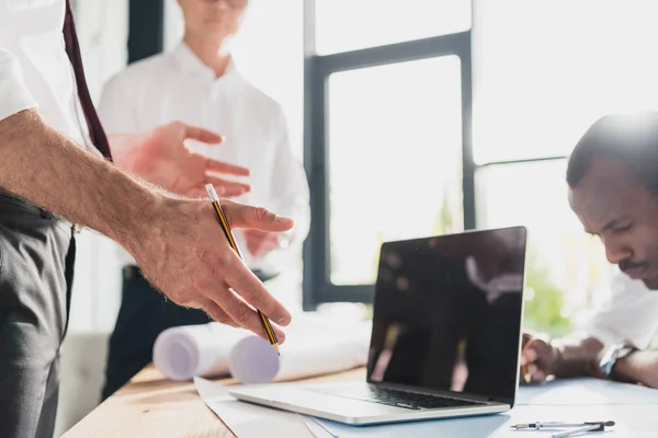 Arquitectos profesionales que trabajan en oficinas modernas — Foto de Stock