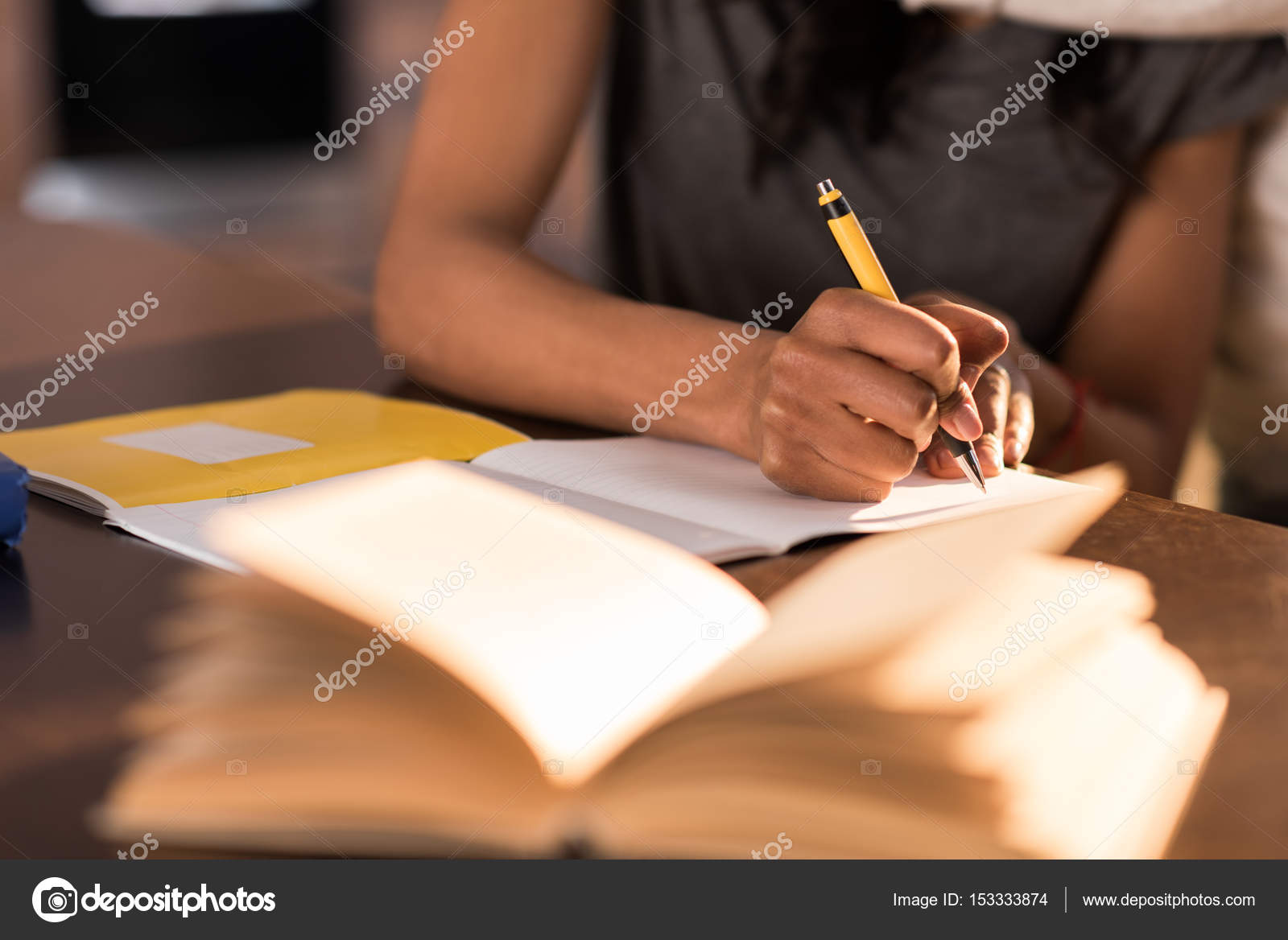 Писать охотно. Что писать в блокноте. Девушка пишет в тетради. Писать в тетради. Человек пишет в блокноте.