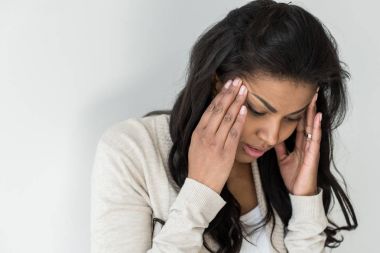 Afrikalı-Amerikalı kadın baş ağrısı ile