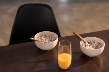 portakal suyu ve Mısır gevreği süt ile