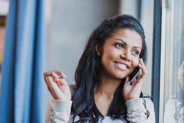 Genç Afro-Amerikan kadın ile smartphone