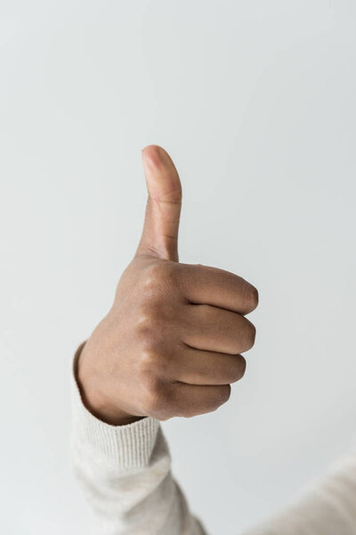 Женщина, стреляющая пальцем вверх