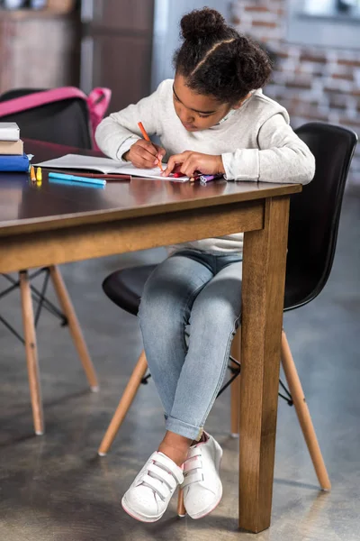 Little girl drawing — Stock Photo, Image