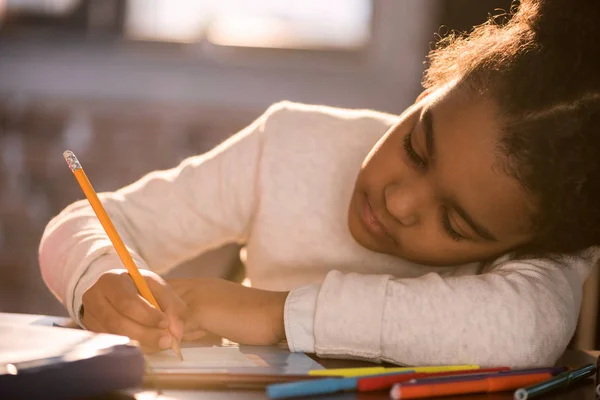 Little girl drawing — Stock Photo, Image