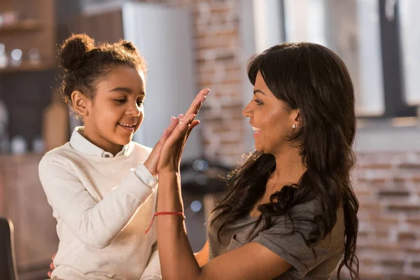 Smiling mother and daughter — Stock Photo, Image